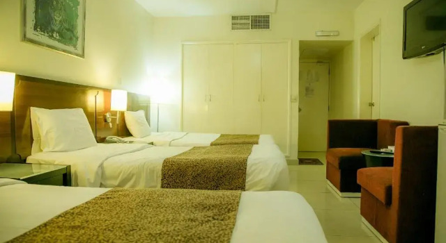 Трёхместный номер Standard Phoenicia Grand Hotel