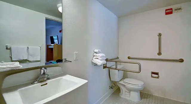 Номер Standard Motel 6-Windsor Locks, CT - Hartford