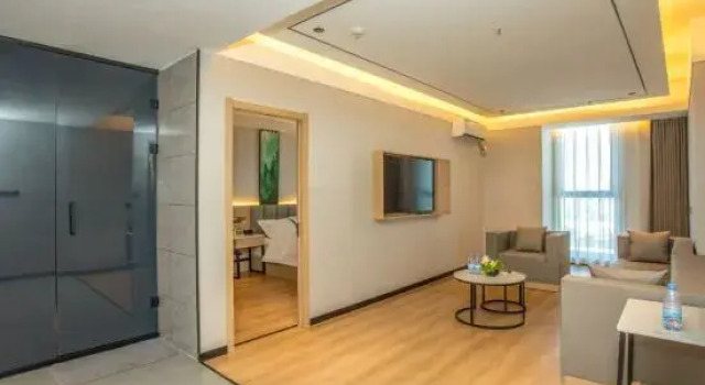 Люкс Business GreenTree Express Hotel (Luohe High-speed Railway West Station Wanda Plaza)