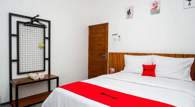 RedDoorz near XT Square 4, Book Hotel Umbulharjo 
