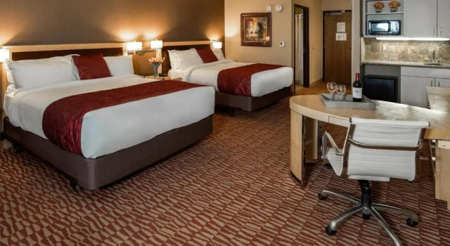 Четырёхместный номер Executive Lakeside Hotel Casino, a Travelodge by Wyndham