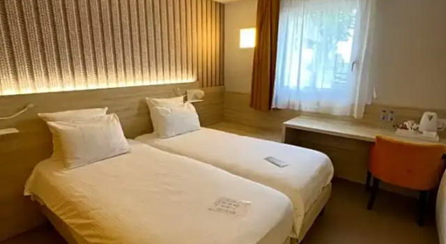 Номер Classic Brit Hotel Landivisiau