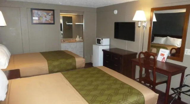 Четырёхместный номер Standard Econo Lodge Pittsburgh