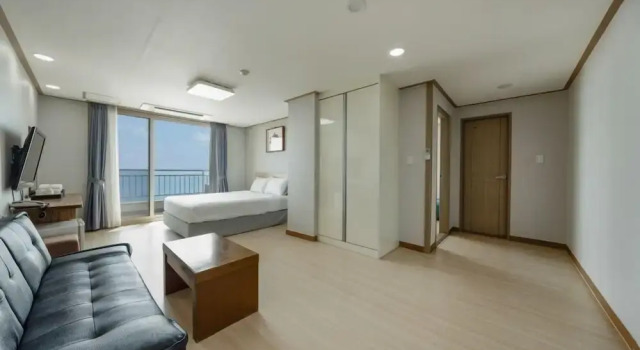 Двухместный номер Standard с 2 комнатами с балконом и с видом на океан Hound Hotel Deacheon Beach