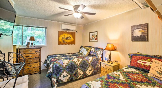Cozy Waterfront Cottage w/ Deck on White River!, Varaa Lomakoti Cotter 