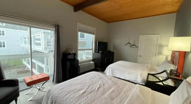 Двухместный номер Deluxe с видом на море Tides Inn & Suites