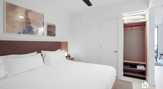 Апартаменты c 1 комнатой с балконом и с видом на город Stylish Apartments with Partial Ocean Views in Downtown
