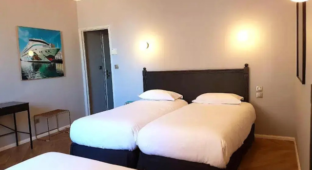 Четырёхместный номер Standard Hôtel Lorque Bleue