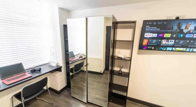 Cozy studios available for short term stays 10 mins from the city! Free WIFI &50" SMART TV's!, Varaa Hotelli Birmingham West Midlands