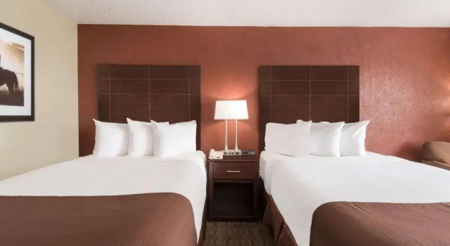Четырёхместный номер Standard Baymont by Wyndham Midland Airport