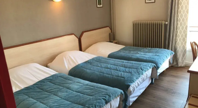 Трёхместный номер Standard с балконом "Contact Hôtel" Le Saint Rémy - Chalon Sud