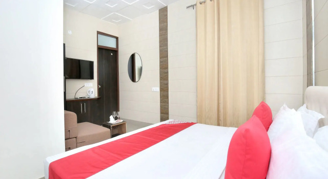 OYO 13368 Hotel Gold Star, Book Hotel Hoteller i Punjab med parkering, Parkering