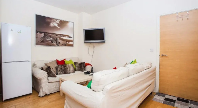 Modern & Spacious Home on Old Kent Road, Забронировать Отель Саутворк Лондон, рядом с College Garden