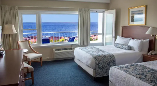 Четырёхместный номер Standard с балконом и с видом на океан Atlantis Oceanfront Inn Gloucester