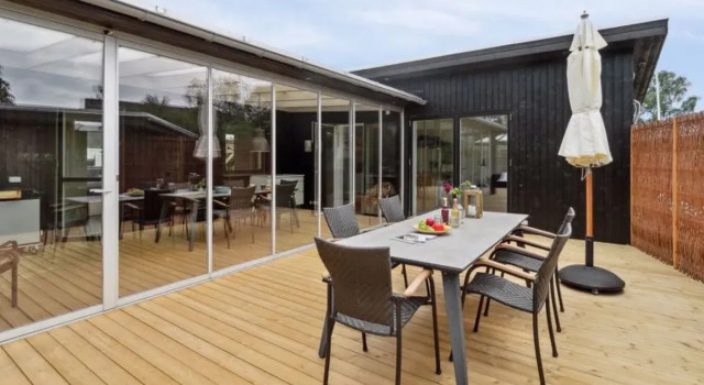 "Randulf" - 250m from the sea in Bornholm, Prenota Hotel Hotel a Neksø con parcheggio, Parcheggio