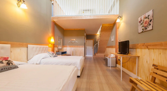 Номер Standard Мансарда Belmont Village Hotel