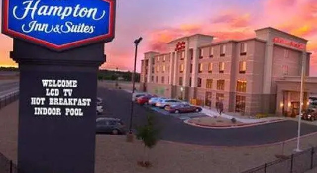 Кровать в общем номере Hampton Inn & Suites Farmington