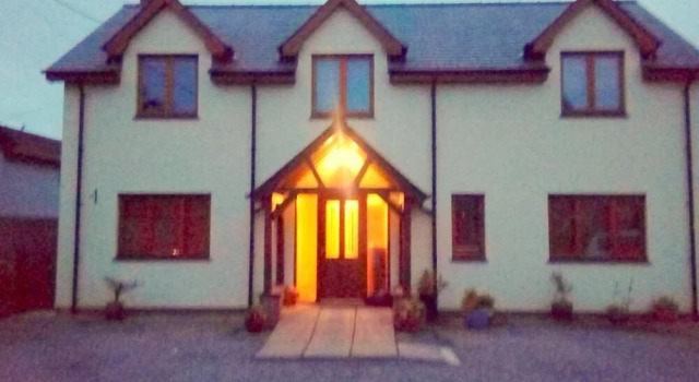 Cysgod y llan, Book Hotel Cross Inn Glamorgan