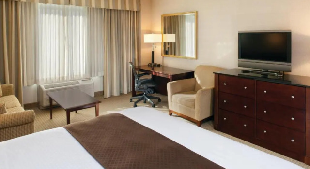 Номер Patio Standard DoubleTree by Hilton Charlotte Airport
