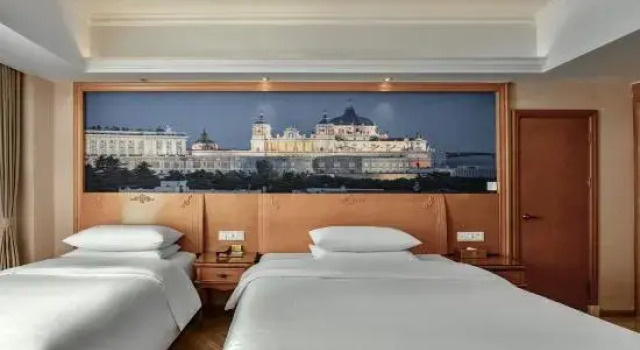 Трёхместный семейный люкс Standard Vienna Hotel (Shangri-La Old Town)