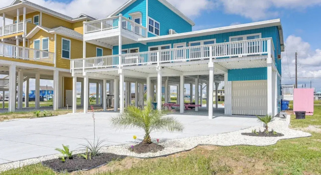 Апартаменты с балконом 1 Mi to Ocean: Colorful Freeport Beach Rental!