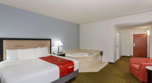 Days Inn & Suites by Wyndham Lakeland