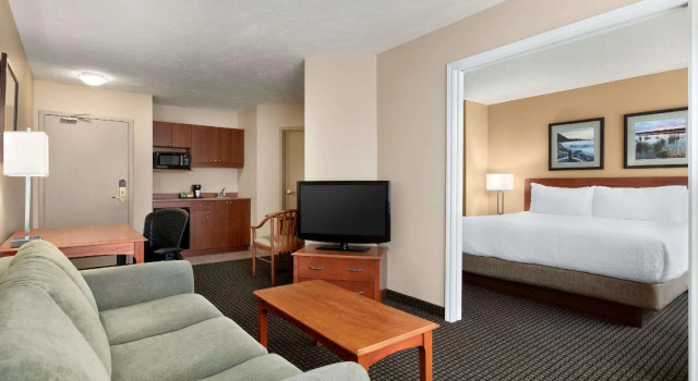 Двухместный люкс c 1 спальней Days Inn & Suites by Wyndham Moncton