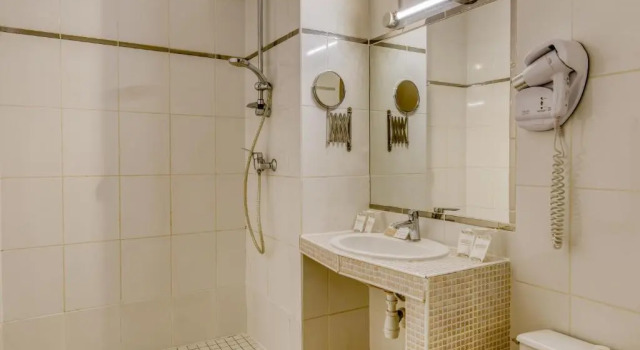 Четырёхместный номер Standard Hôtel & Spa Le Gambetta, Bergerac, Centre ville