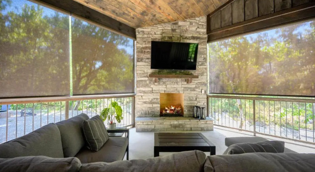 Vacana Blackwater Waterfront Couples Cabin, HotTub, FirePit, Pet Friendly, Book Feriehus Villaer i Hochatown, Villa