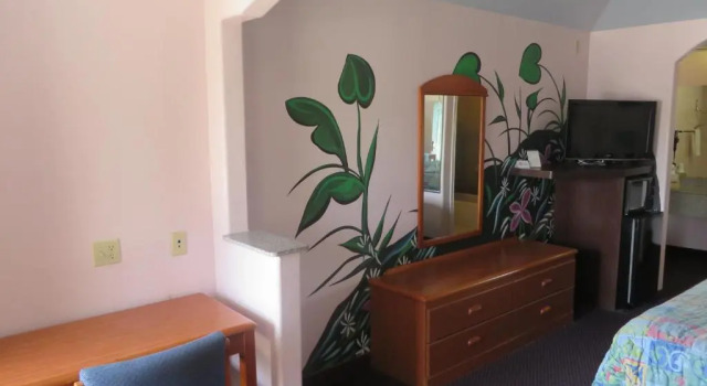 Четырёхместный номер Standard Travelers Inn and Suites Liberty
