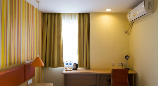 Home Inn Nanjing Jiangpu Longhua Road Metro Station