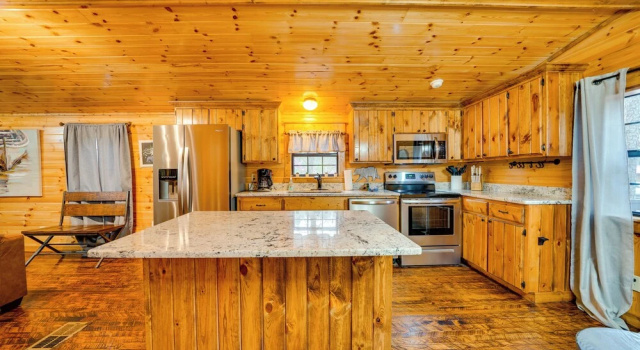 Коттедж с 2 комнатами Broken Bow Abode w/ Hot Tub < 7 Mi to Lake!