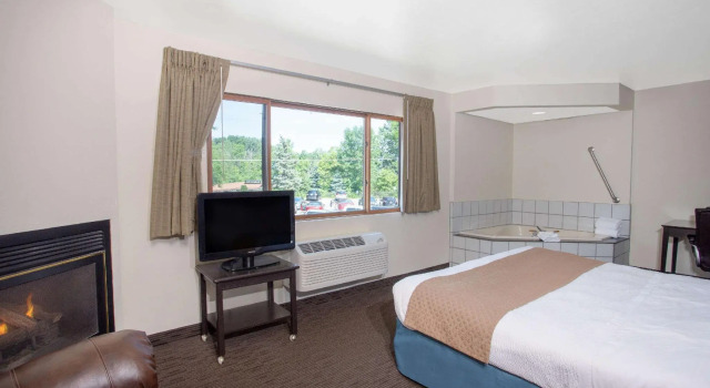 Двухместный люкс с 2 комнатами AmericInn by Wyndham Green Bay West