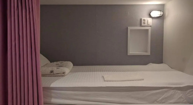 Кровать в общем номере (женский номер) Backpackers In Yeosu