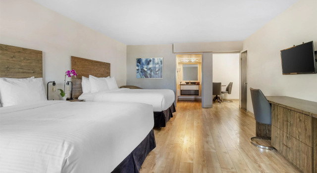 Четырёхместный люкс Dannys Suites, SureStay Collection by Best Western