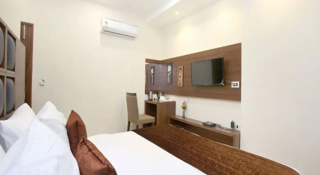OYO 14225 Bahl Regency, Rezerwuj Hotel Panchkula Delhi