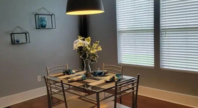 Коттедж Chic City Getaway-2 bdrm twnhome, Minutes From Downtown