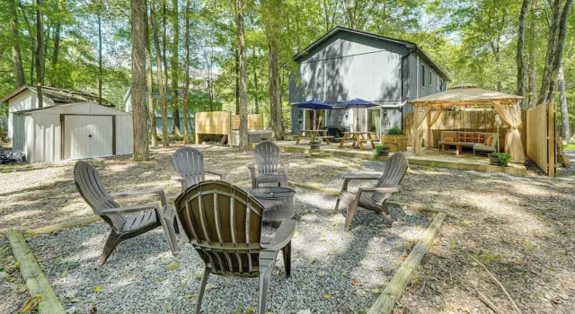 Private Hot Tub: Tree-lined Poconos Home!, Rezerwuj Dom wakacyjny Pocono Summit Pensylwania