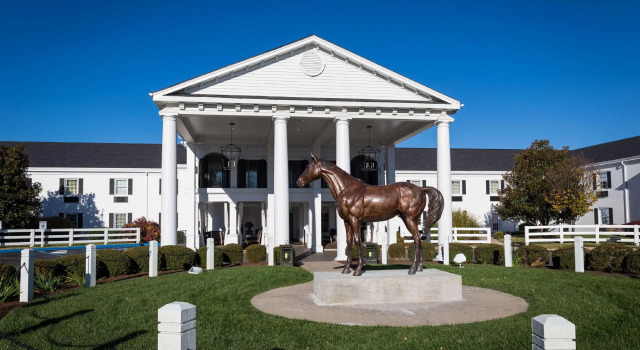 Номер Standard The Campbell House Lexington, Curio Collection by Hilton