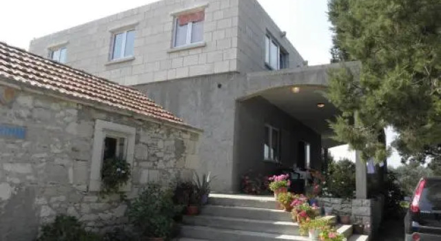 House Lumbarda, Забронировать Отель Отели Лумбарды с парковкой, рядом с Пляж Билин Жал, Парковка