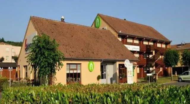 Кровать в общем номере Brit hôtel confort Ampaline Périgueux est