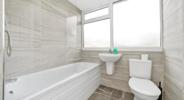 Коттедж Cosy 3 Bedroom with Free Parking, Garden and Smart TV with Netflix by Yoko Property