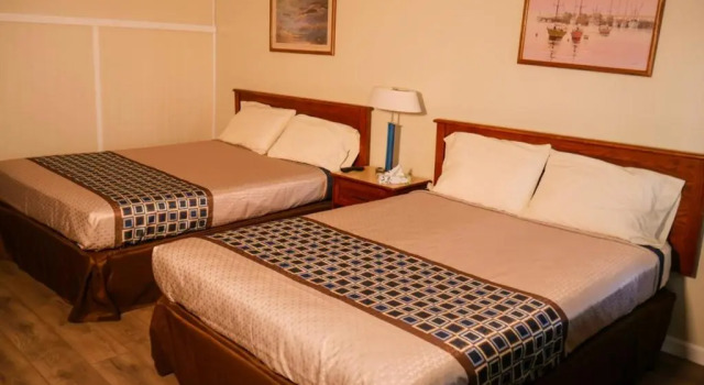 Четырёхместный номер Standard Hampton Motor Inn