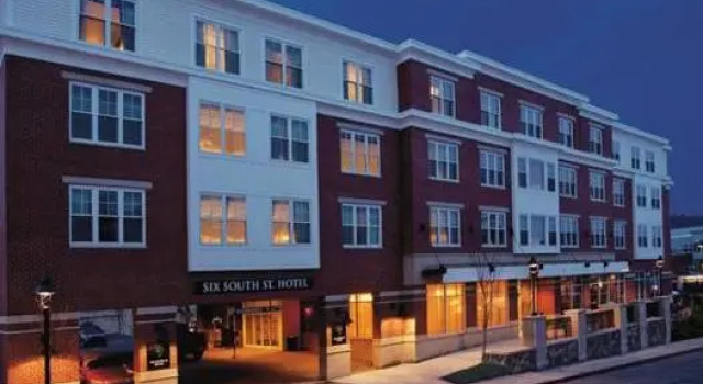 Кровать в общем номере Six South St. Hotel