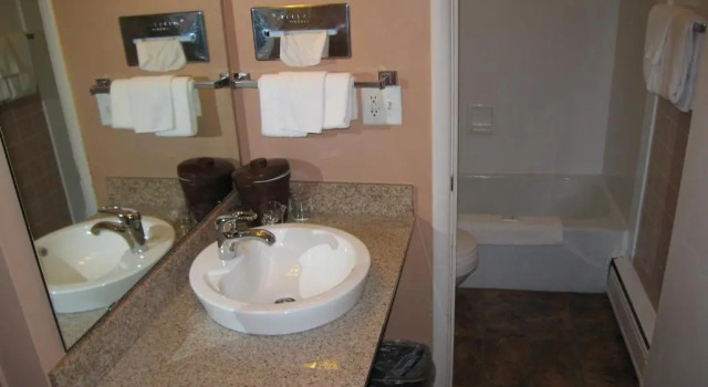Четырёхместный номер Standard Travelers Lodge Marshall