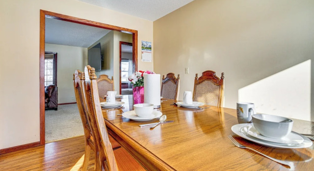 12 Mi to St Paul: Pet-friendly Home w/ Backyard, Varaa Lomakoti Hotellit Minnesota pysäköinnillä, Pysäköinti