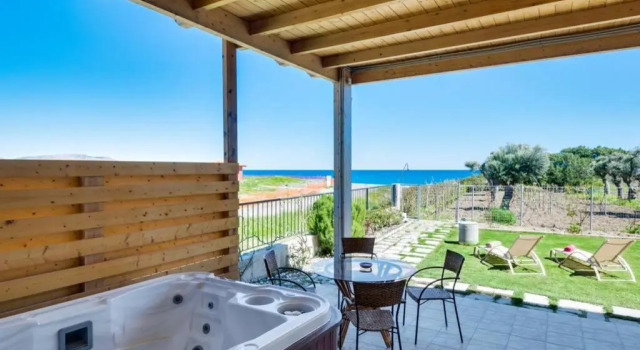 Вилла Paradisos Villa: Beachfront Oasis, Spa Terrace