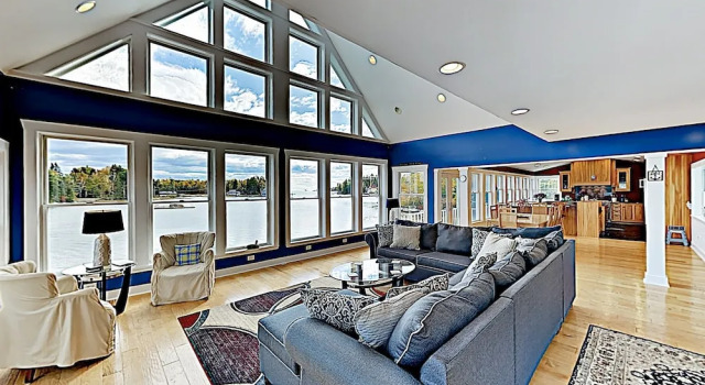 New Listing! Bayfront Getaway W/ Stunning Views 4 Bedroom Home, 预订 酒店 南波特 缅因州