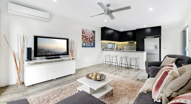 Luxury 1 Bedroom home in Broadbeach Waters, Забронировать Отель Бродбич Голд-Кост, рядом с Florida Gardens Tram Station