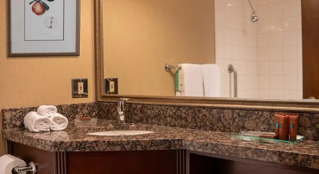 Четырёхместный номер Standard с балконом Prestige Vernon Lodge